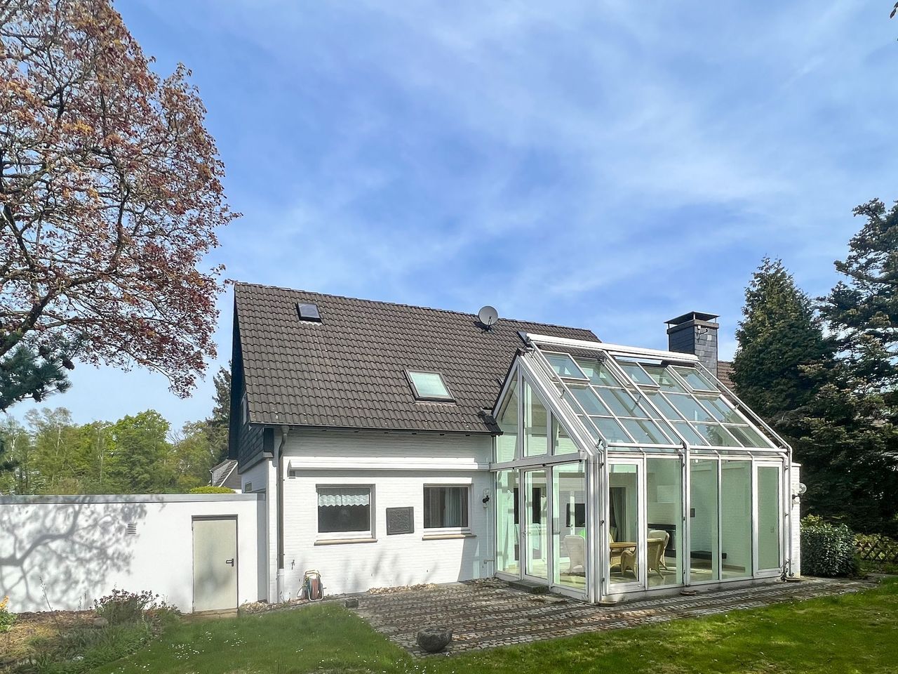 Ansicht mit Garage