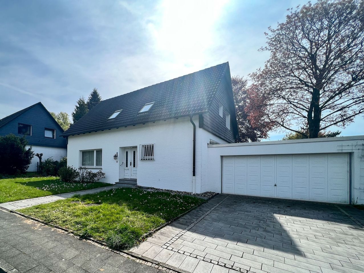 Ansicht mit Garage